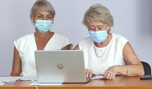 РОБОТА ТРИВАЄ